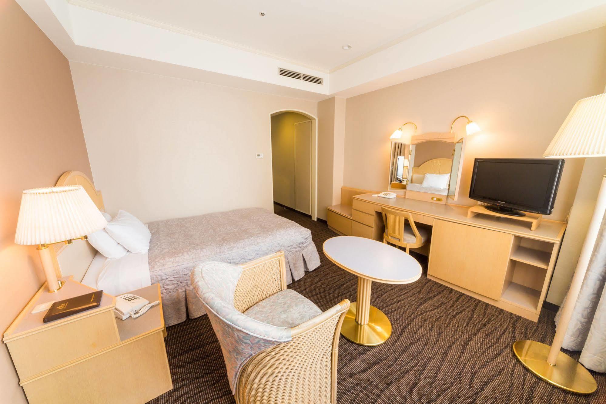 The Crown Palais New Hankyu Kochi Bagian luar foto